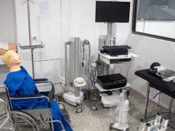 Unicartagena recibe donacion de equipos biomedicos e insumos hospitalarios por