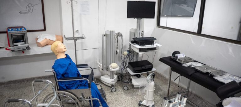 Unicartagena recibe donacion de equipos biomedicos e insumos hospitalarios por