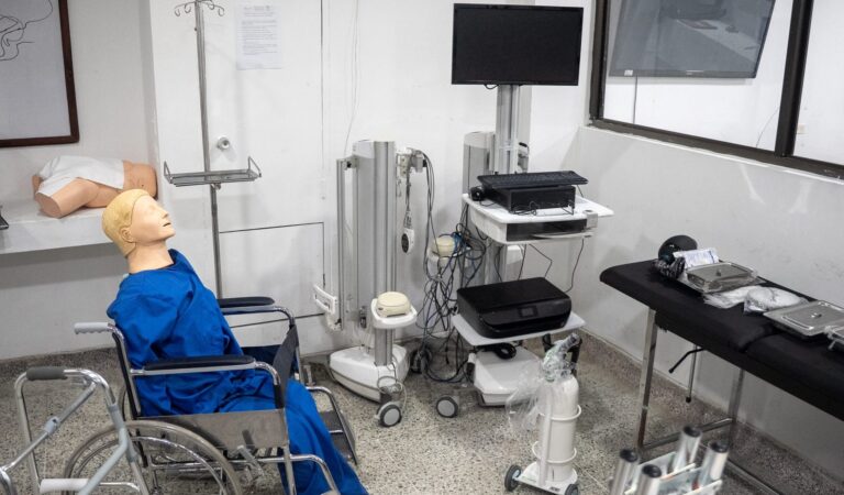 Unicartagena recibe donación de equipos biomédicos e insumos hospitalarios por parte de la DIAN.