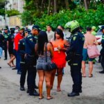 1786133723 Sellan dos establecimientos comerciales en zona turistica de Cartagena