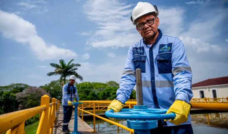 Aguas de Cartagena interviene tramo de tubería del acueducto en Avenida El Consulado.