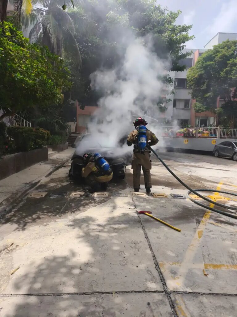 Incendio contenido en el parqueadero de un conjunto residencial en