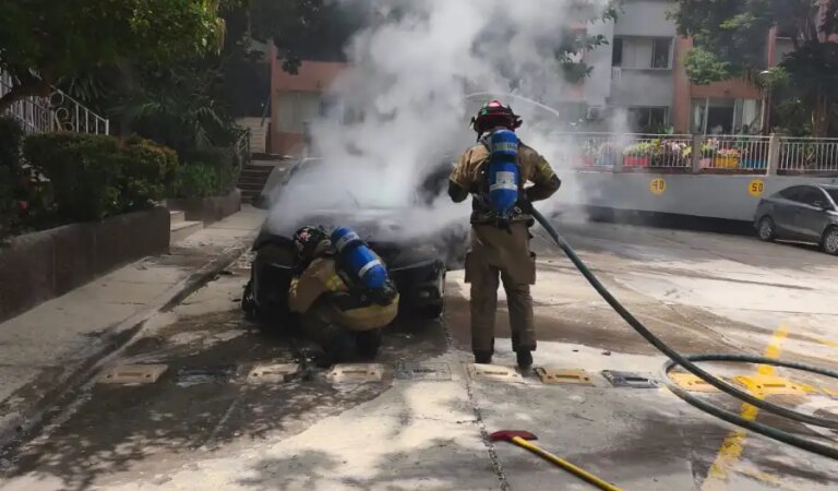 Incendio contenido en el parqueadero de un conjunto residencial en el barrio Torices