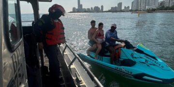 Jet Ski se quedo sin combustible y puso en peligro