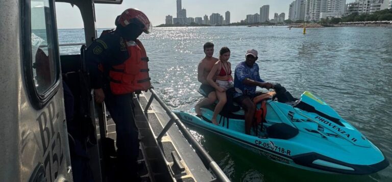Jet Ski se quedo sin combustible y puso en peligro