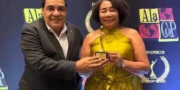 Marta de las Aguas recibe galardon en el XIX Congreso