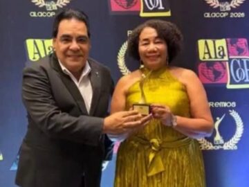 Marta de las Aguas recibe galardon en el XIX Congreso