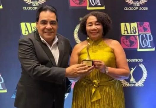 Marta de las Aguas recibe galardón en el XIX Congreso de Comunicación Política celebrado en República Dominicana