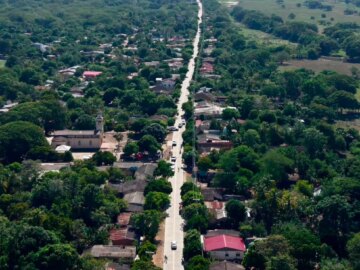 Mejorada via en servicio entre Talaigua Nuevo y Talaigua Viejo