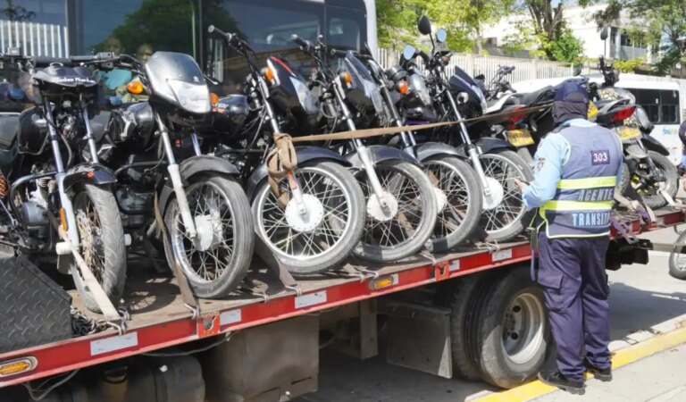 Retienen 180 motocicletas por circular en el carril exclusivo de Transcaribe