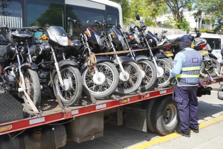 Retienen 180 motocicletas por circular en el carril exclusivo de