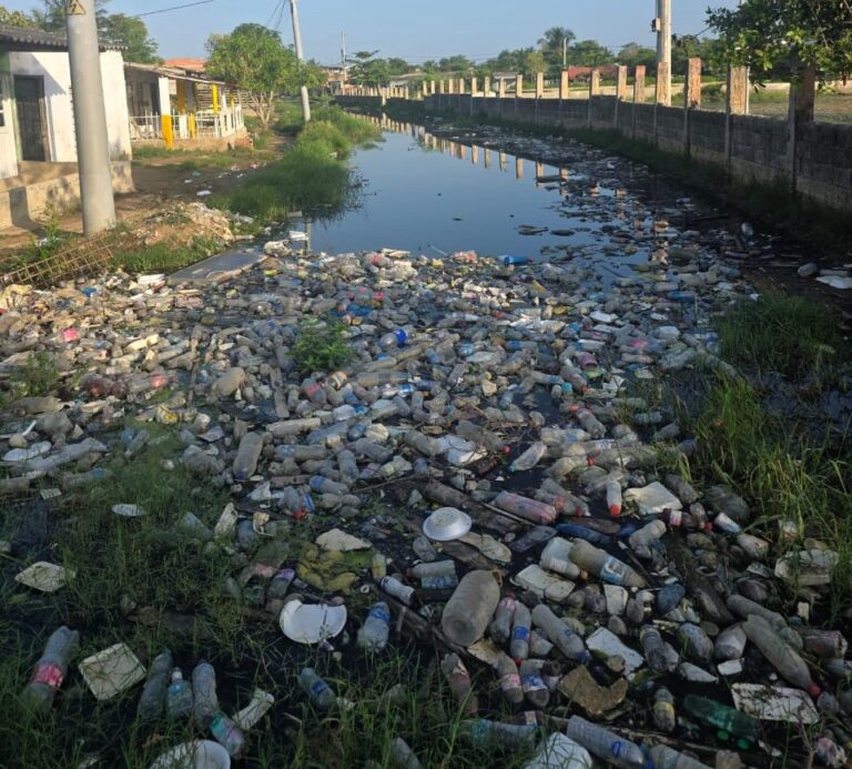 Sin cancha parque alcantarillado ni colegio la comunidad de Santa
