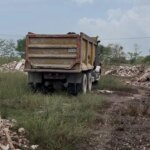 Atrapados 2 personas arrojando escombros a la Cienaga de la
