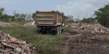 Atrapados 2 personas arrojando escombros a la Cienaga de la