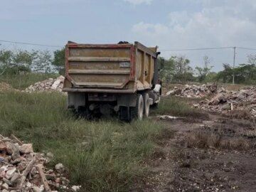 Atrapados 2 personas arrojando escombros a la Cienaga de la