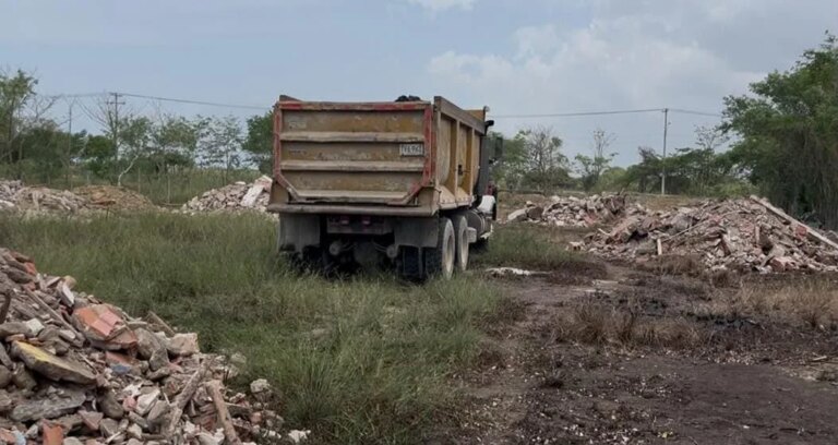 Atrapados 2 personas arrojando escombros a la Cienaga de la