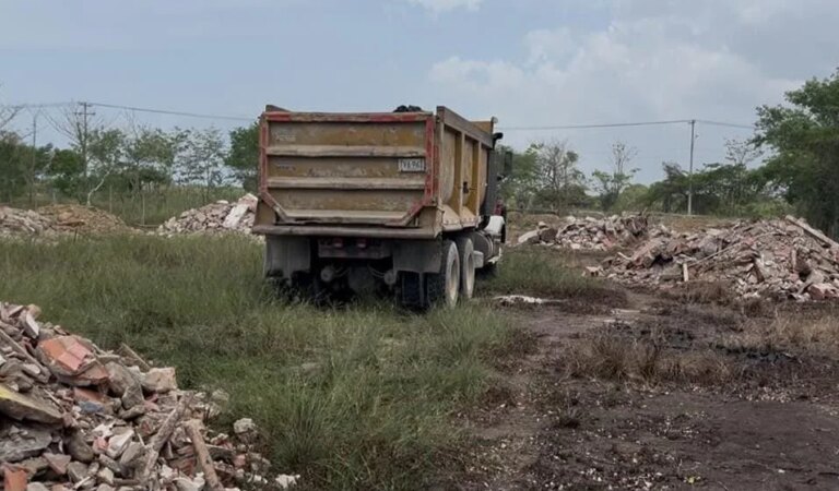 Atrapados 2 personas arrojando escombros a la Ciénaga de la Virgen