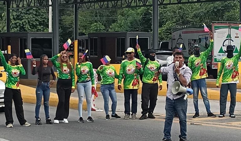 Celebración de cinco años en Talanqueras Arribas del peaje de Turbaco con torta y entrega de reconocimientos