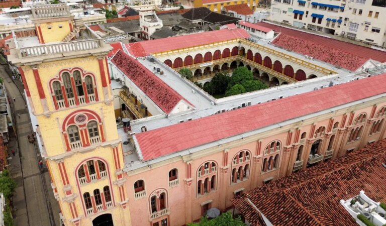 Empleados de la Universidad de Concepción convierten un día de salario en ayuda para los damnificados del terremoto.