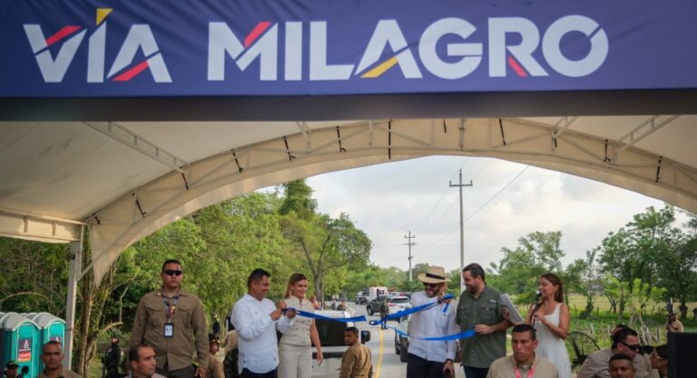 Inauguracion de 234 kilometros de la via de acceso a