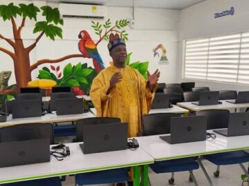 Pedro Adan Torres realiza donacion de sala de computo a