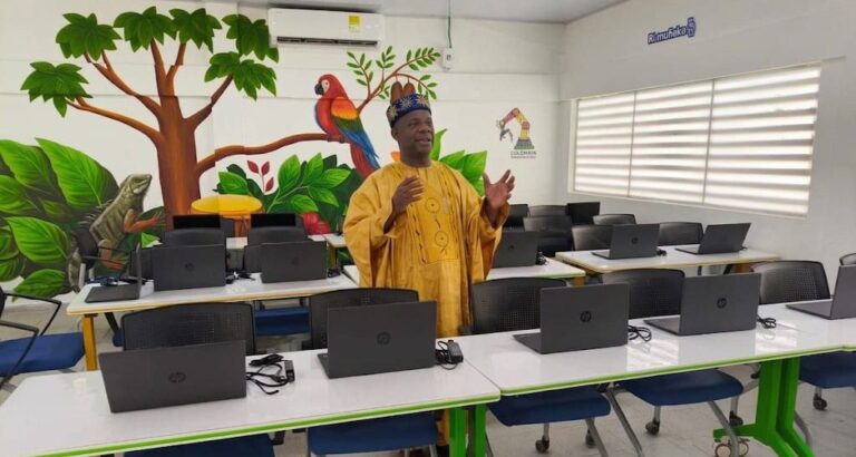 Pedro Adan Torres realiza donacion de sala de computo a