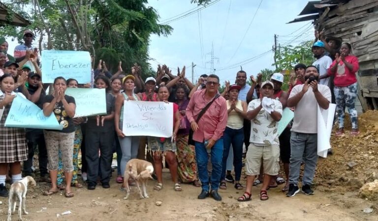 Familias de Cerros de Albornoz solicitan ayuda al alcalde Dumek Turbay para evitar desalojo