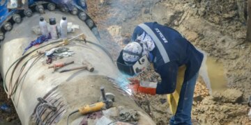 Fuga en tuberia afecta servicio de agua potable al 40