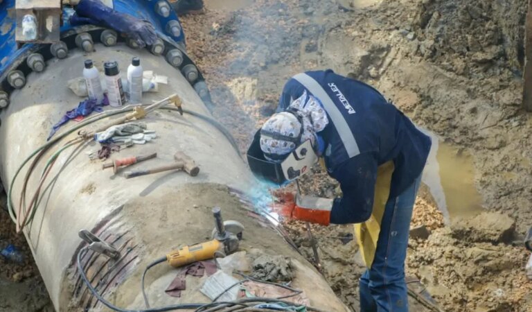 Fuga en tubería afecta servicio de agua potable al 40% de los usuarios en Cartagena.