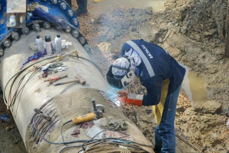 Fuga en tuberia afecta servicio de agua potable al 40