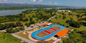 Gobernador Arana cumple promesa a escuelas de patinaje en Simiti