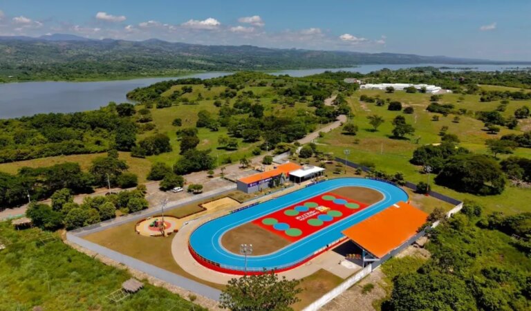 Gobernador Arana cumple promesa a escuelas de patinaje en Simití, sur de Bolívar