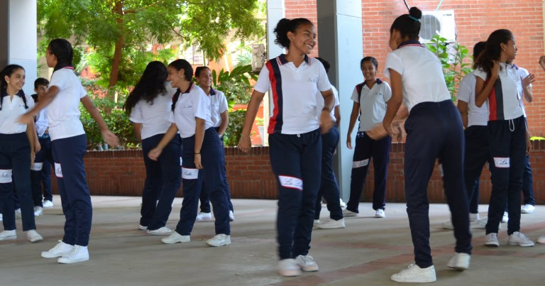 Protesta de niña amputada contra rector y secretaria de Educación en La Salle